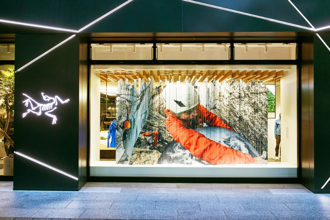 河村康輔のコラージュアートが、アークテリクスのショーウィンドーを
